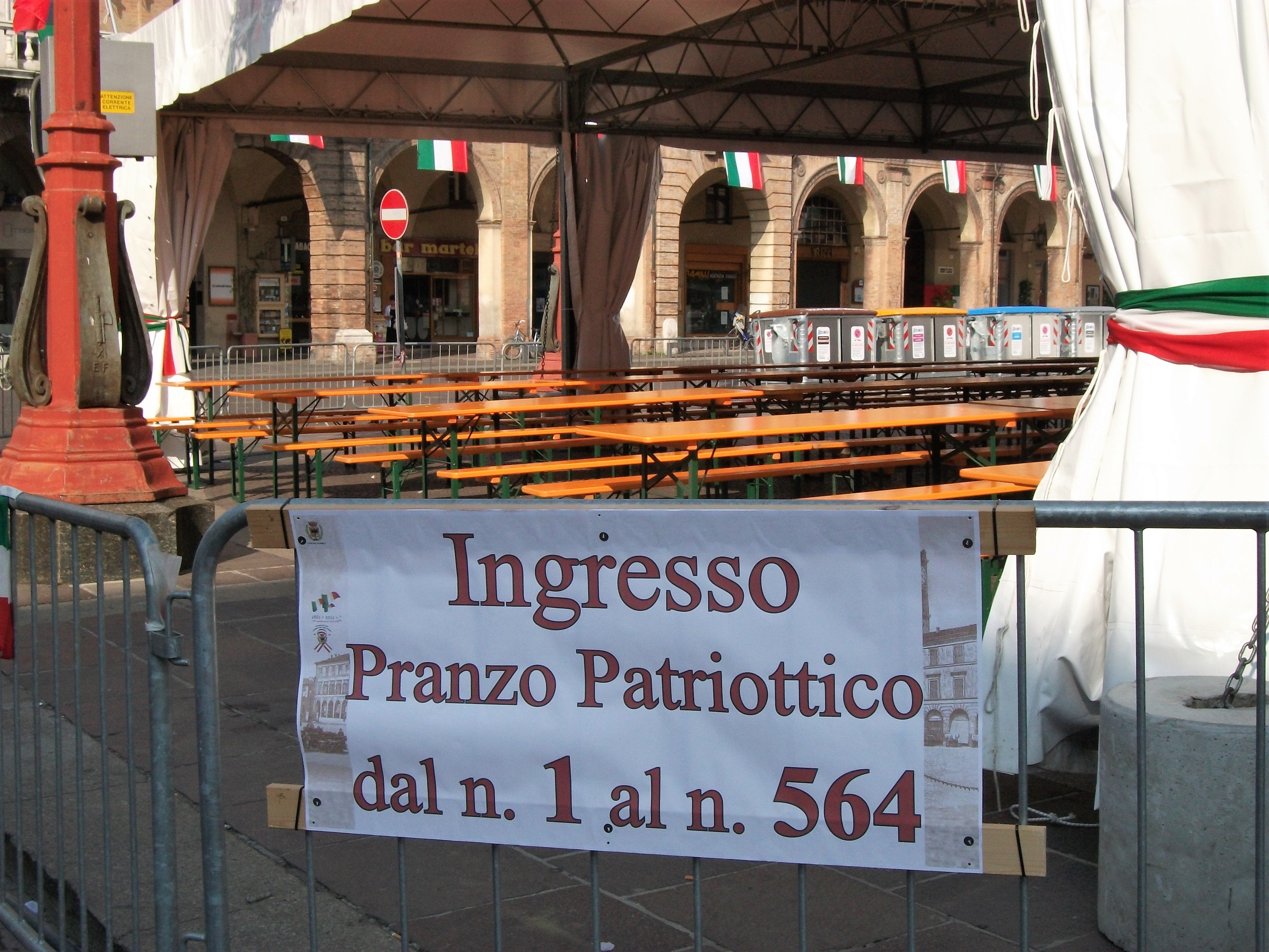 Figg. 6-7. Gran pranzo patriottico a Forlì, 2011.